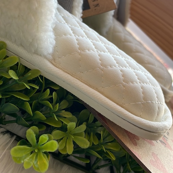 Rae Dunn Slippers Kisses - Picture 3 of 6